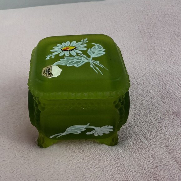 Westmoreland Green Satin Glass Trinket Box Vintage 1970 White Daisy Collectible - Picture 13 of 14
